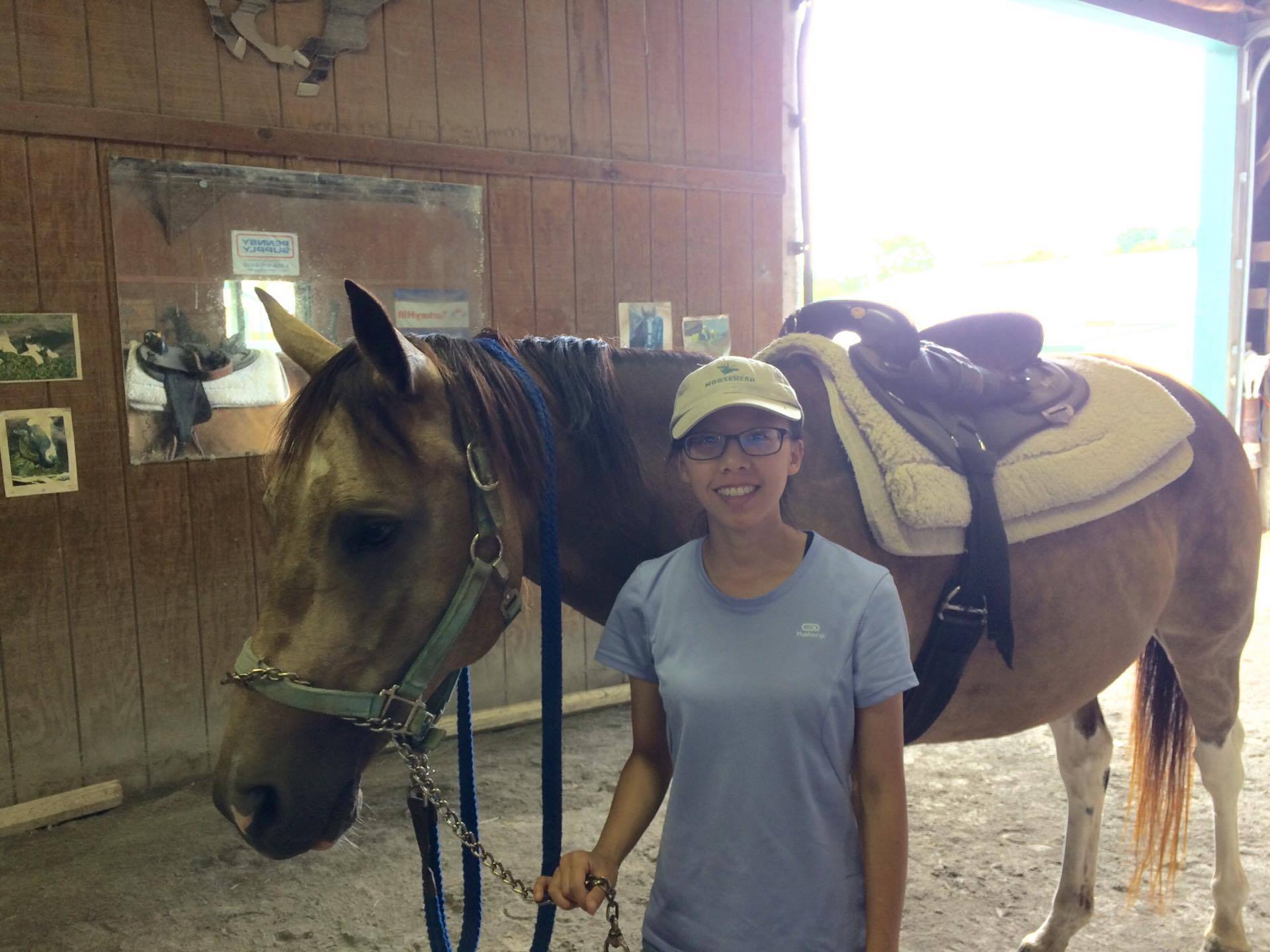 學士後獸醫系沈彥伶同學到海外實習引導協助輔助治療的馬匹。